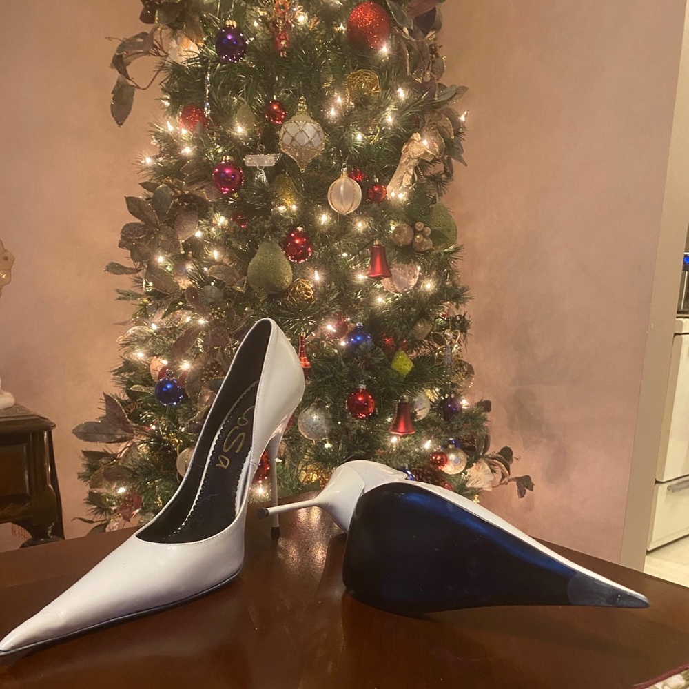 Pointed toe heels